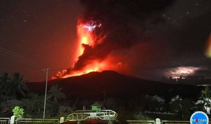 Meletusnya Gunung Lewotobi di Flores NTT