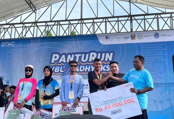 Bangga!! Prajurit TNI AD, Prada Ihwan Mulyono Asal Batalyon Arhanud 8. Raih Podium 1 Event Lari Di Lamongan 2024.