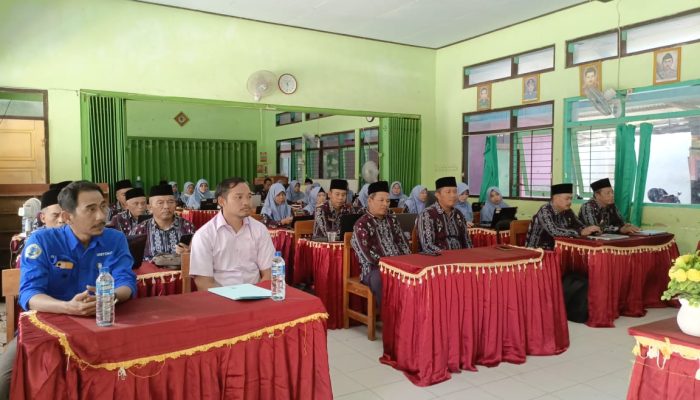 Dosen Unitomo Membedah Urgensi Pelatihan Coding untuk Guru Madrasah