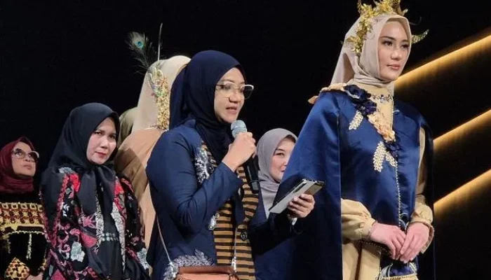 Menyongsong Tren Busana Muslim 2026, Lia Afif Hadirkan Kemegahan Batik Prada dalam Koleksi 