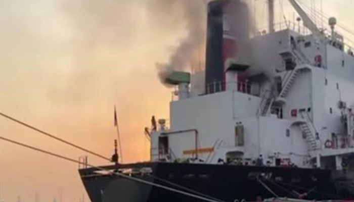 Kebakaran Kapal di Pelabuhan Tanjung Perak Sempat Ganggu Aktivitas Dermaga