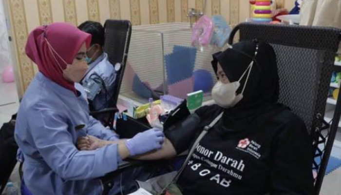 Mahasiswa Unitomo Gelar Donor Darah di Aula Rektorat