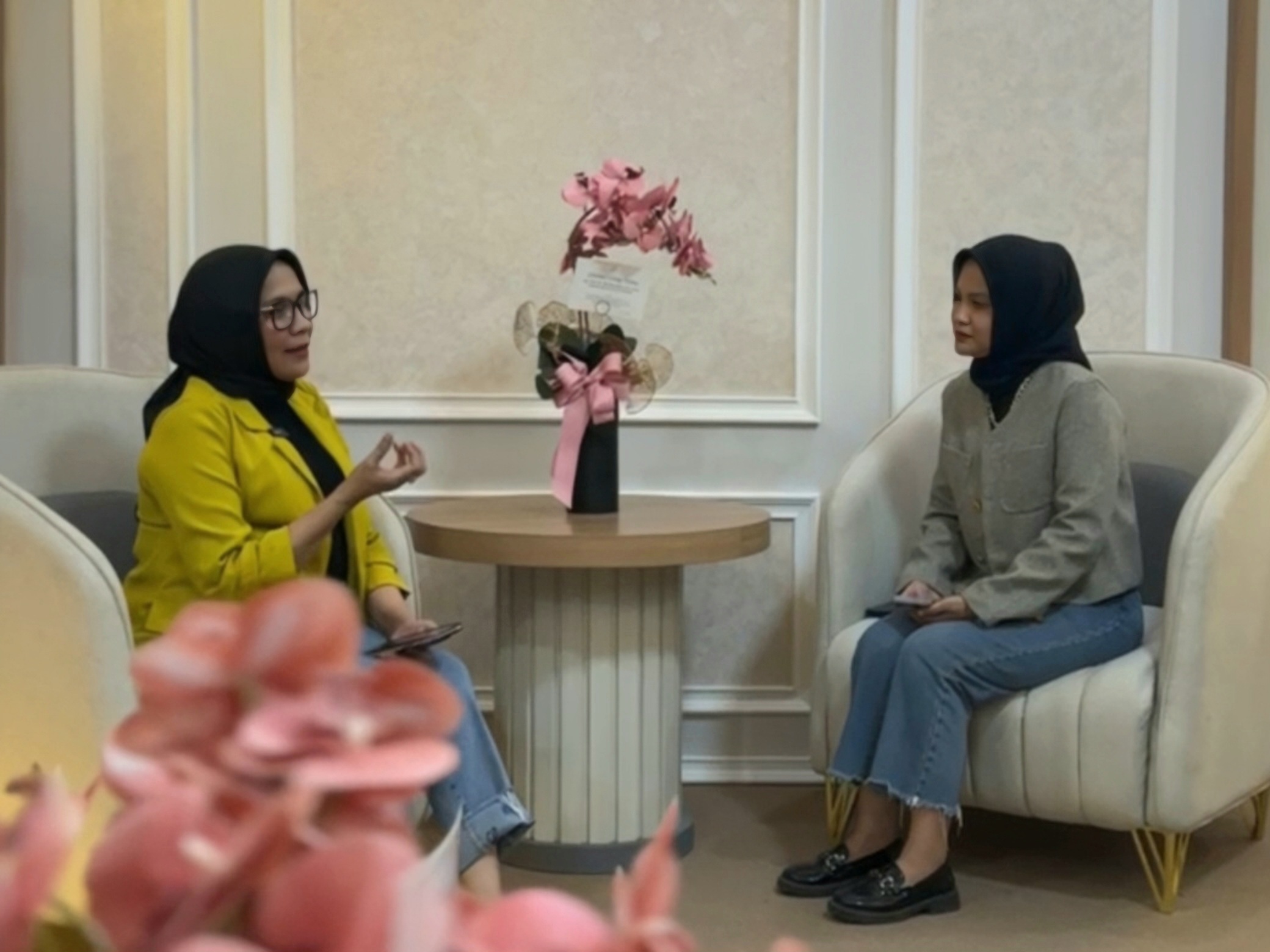 Rektor Unitomo (kiri) bersama tim SEVIMA (kanan)