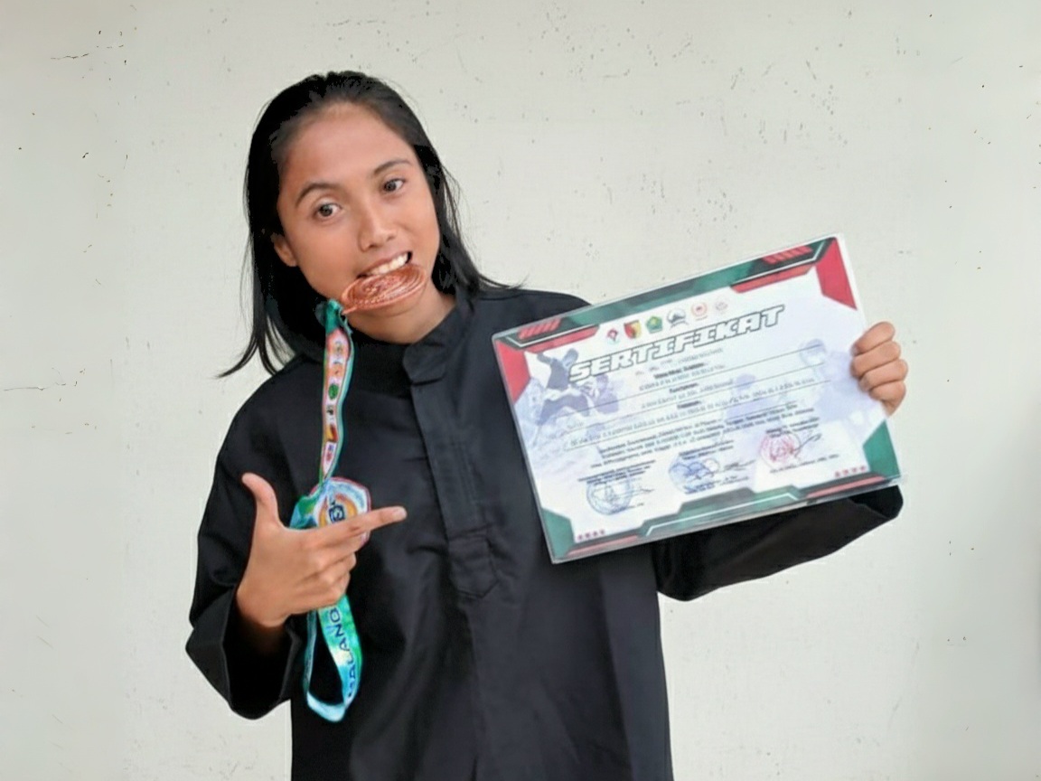 Potret Krista meraih medali Perunggu dan sertifikat penghargaan dalam turnamen Malang Student Championship 2025.