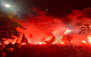 Lautan Flare Meriahkan Anniversary Persebaya Ke-99 Tahun