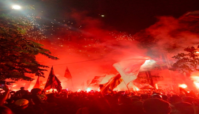 Lautan Flare Meriahkan Anniversary Persebaya Ke-99 Tahun