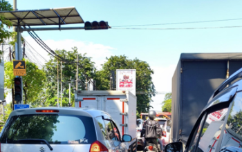 Traffic Light Padam, Arus Lalu Lintas di Simpang Panjang Jiwo Surabaya Tersendat